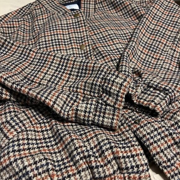 Old Navy Checkered Bomber Jacket in Tweed - Picture 3 of 4